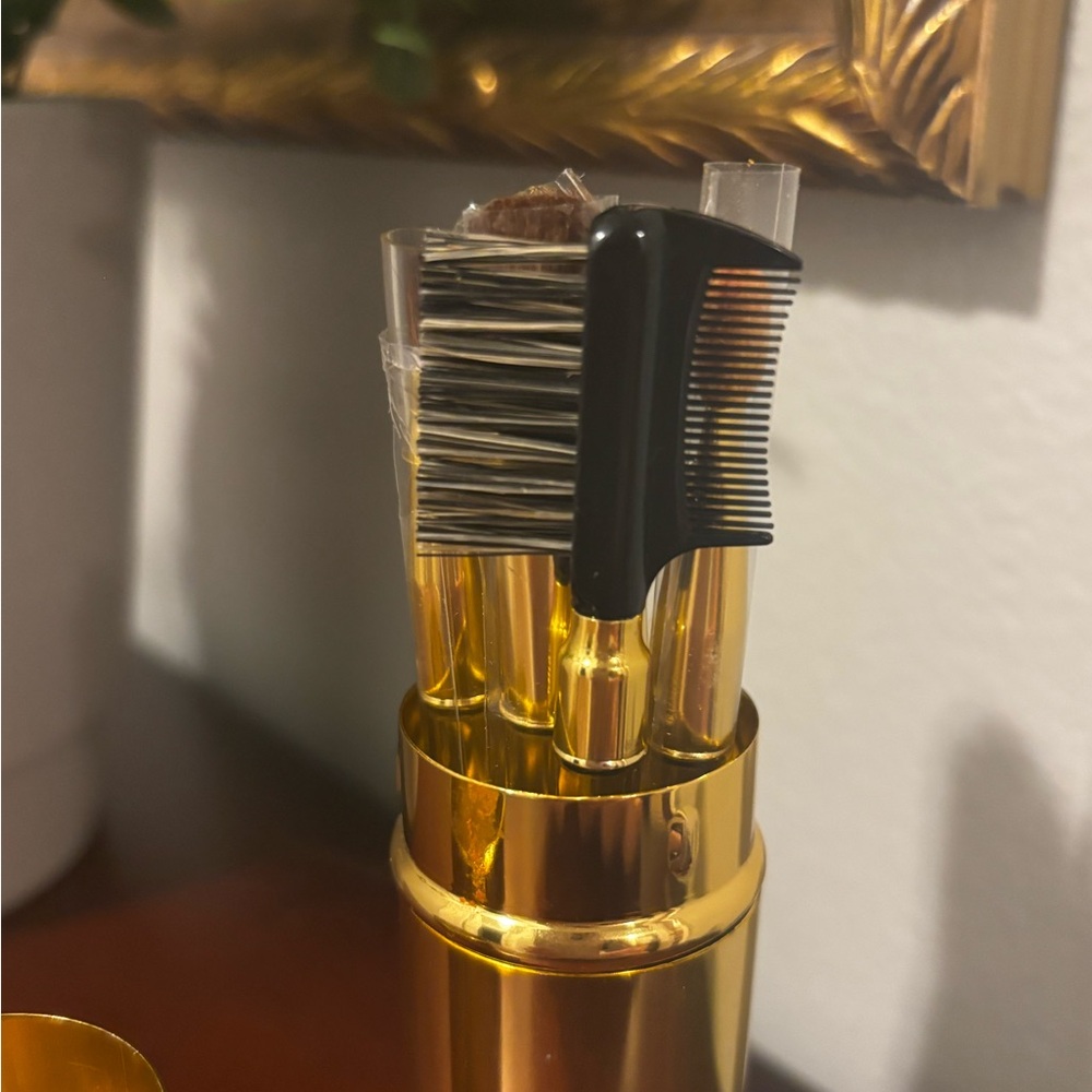 Golden Multiple Makeup Brush Utensil Holder
Extends and closes with a touch